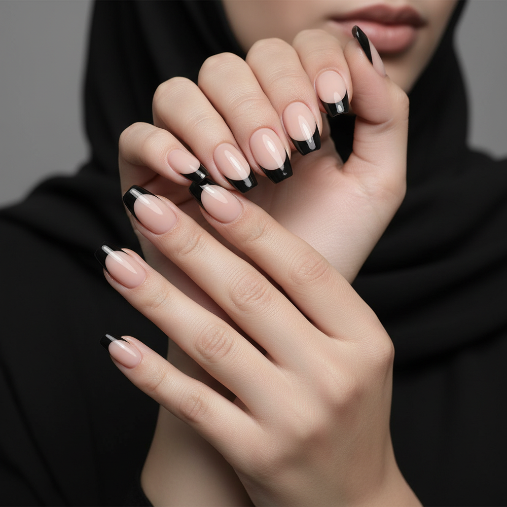 Black French Tip Nails - Model