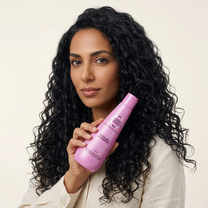 Curly hair closeup holding Zero Frizz Shampoo | كلوز على الشعر الكيرلي والموديل ماسكة الشامبو